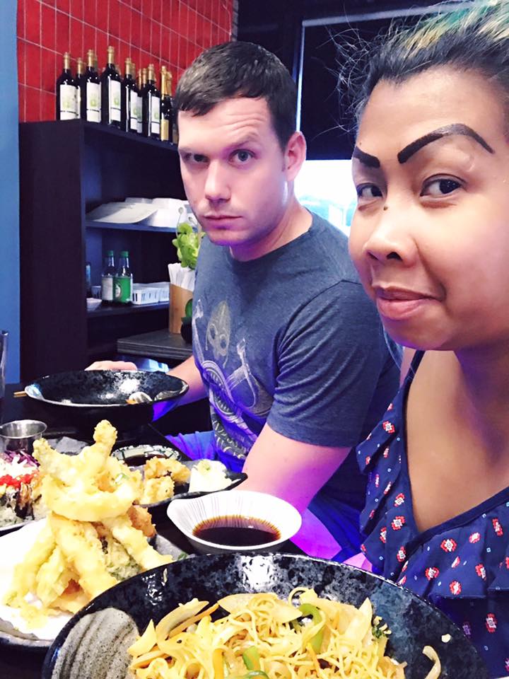 Heboh kisah cinta wanita gendut & beralis aneh yang pacari bule tampan