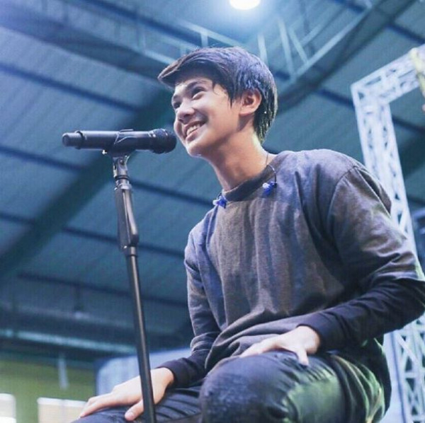 Ini 15 foto transformasi Iqbaal CJR dari boyband sampai jadi 'Dilan'