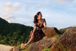 Bukannya berbikini, 6 seleb ini pakai outfit unik saat di pantai