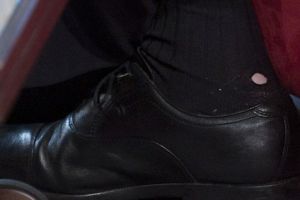 Ini lho kaos kaki bolong yang dipakai para pejabat dunia