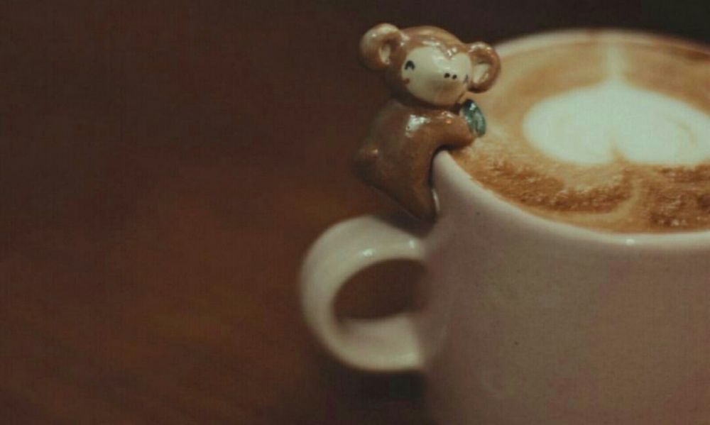 Desain kafe ini keren abis, pecinta kopi betah berlama-lama nih