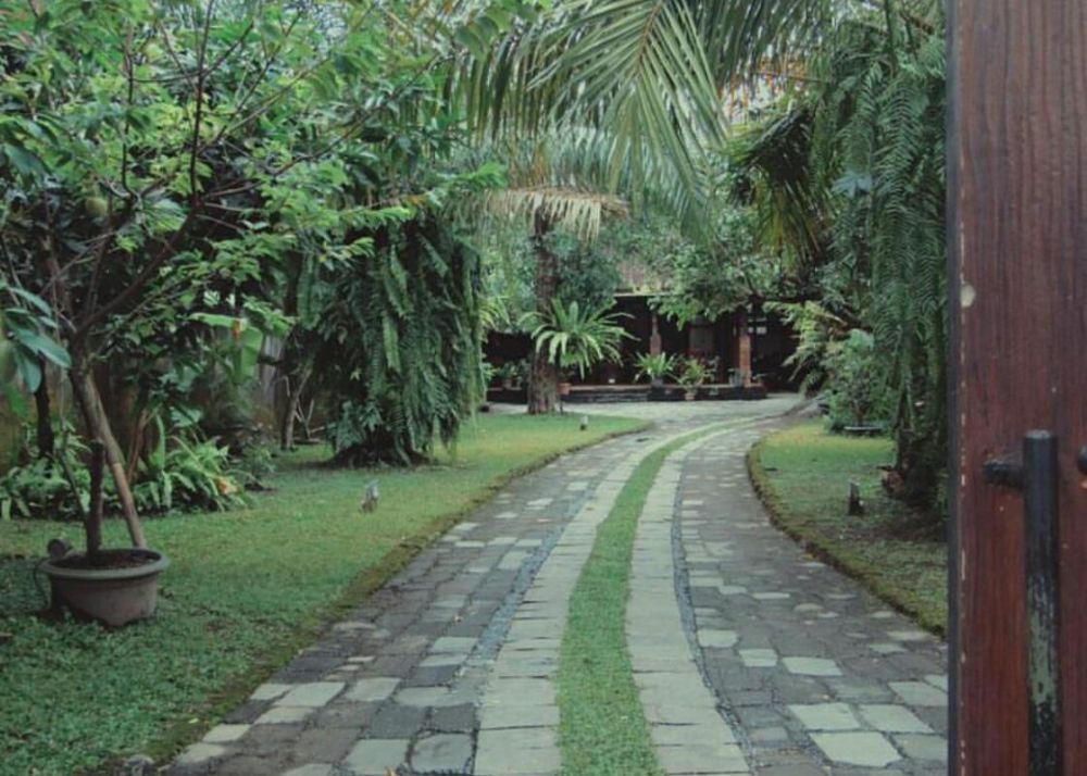 Desain kafe ini keren abis, pecinta kopi betah berlama-lama nih