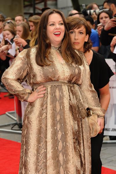 10 Foto seleb Hollywood saat isengin rekan artisnya di karpet merah