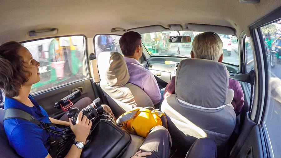 Pasangan ini rela terbang ke India serahkan bantuan untuk bocah miskin