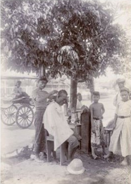 7 Potret lawas barbershop bawah pohon ini andalan tampil ganteng