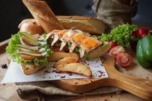 Sensasi Chicken Cheese Sandwich di Swiss Belhotel Airport