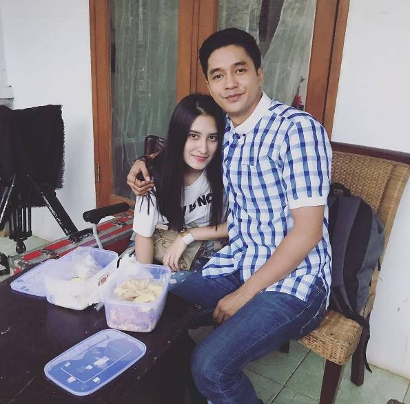 10 Foto romantisnya Adly Fairuz dan kekasih, makin lengket aja nih