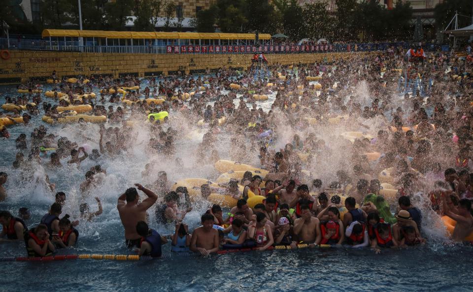 8 Potret tunjukkan suasana kolam renang di China, penuh sesak