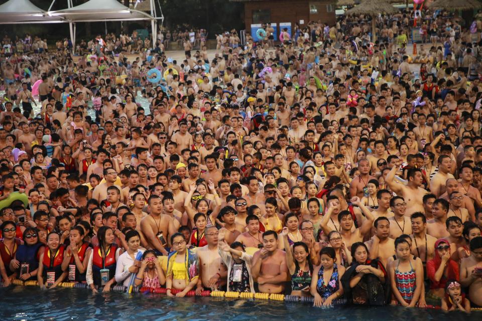 8 Potret tunjukkan suasana kolam renang di China, penuh sesak