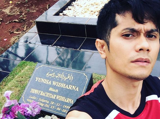 Sebelum nikah lagi, 3 seleb ini tak lupa ziarah makam pasangan pertama