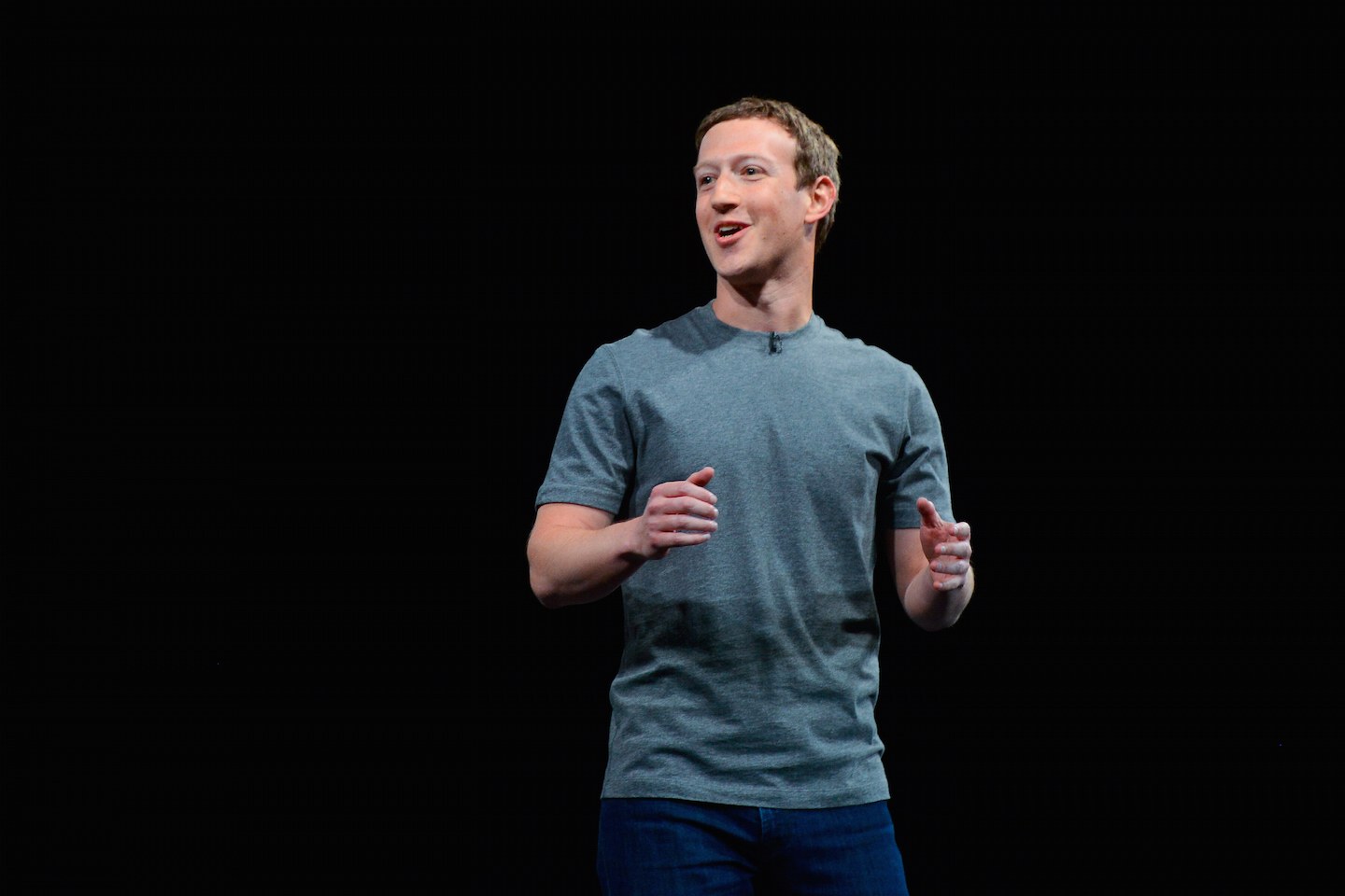 Replika kaus polos Mark Zuckerberg ini dijual Rp 600 ribu
