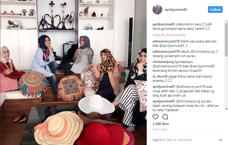 Lama tak ada kabarnya, ini kegiatan Ustaz Solmed-April Jasmine kini