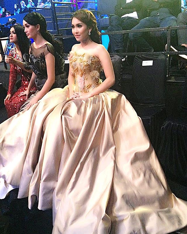 10 Foto bukti Ayu Ting Ting hobi tampil bak putri kerajaan