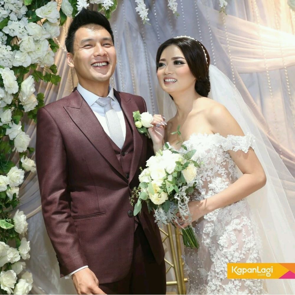 10 Potret haru momen pernikahan Fendy Chow & Stella Cornelia eks JKT48