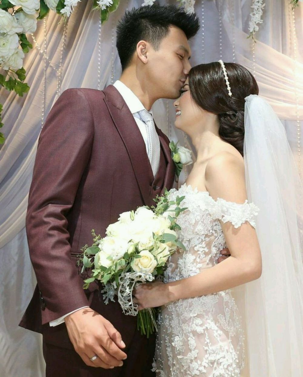 10 Potret haru momen pernikahan Fendy Chow & Stella Cornelia eks JKT48
