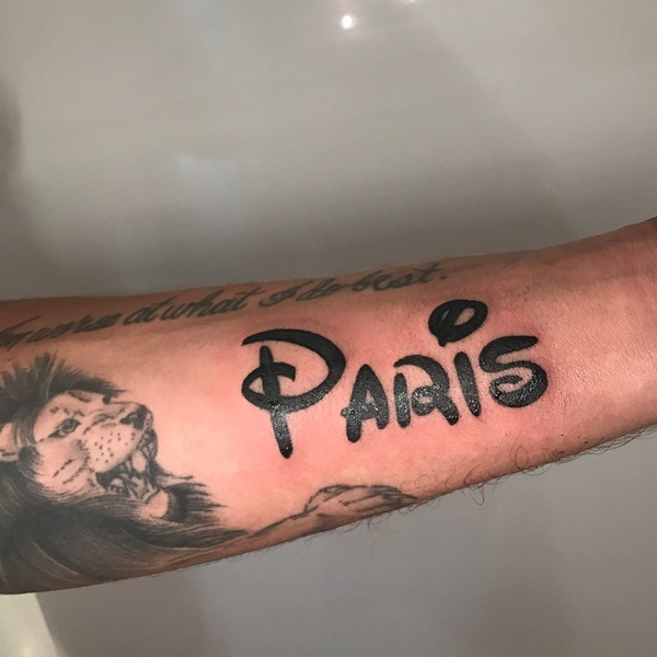 10 Foto kemesraan Paris Hilton & pacar barunya, sampai rela bikin tato