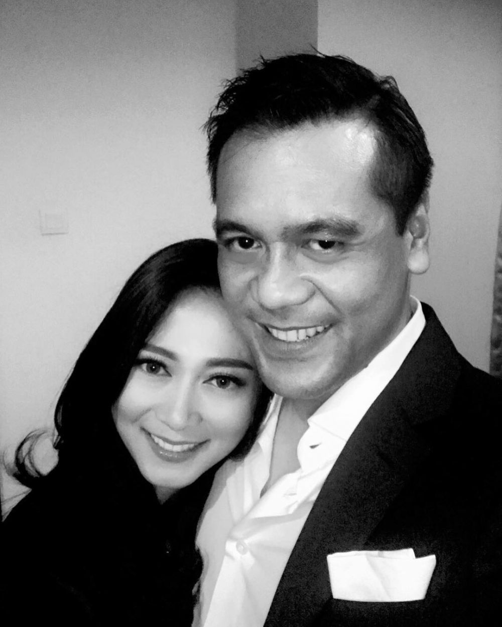 Resmi tunangan, ini 10 foto kemesraan Chico Hakim & Citra Soeroso