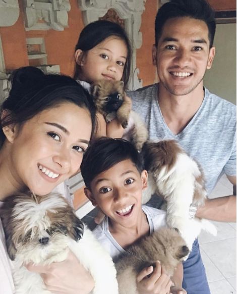 10 Potret kompaknya keluarga kecil Andrew White, family goals banget
