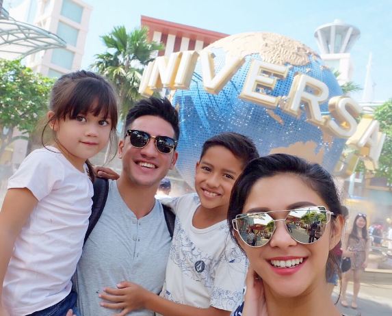 10 Potret kompaknya keluarga kecil Andrew White, family goals banget