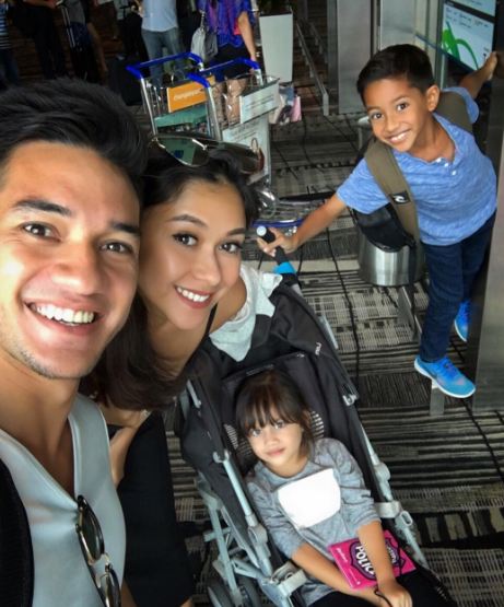 10 Potret kompaknya keluarga kecil Andrew White, family goals banget