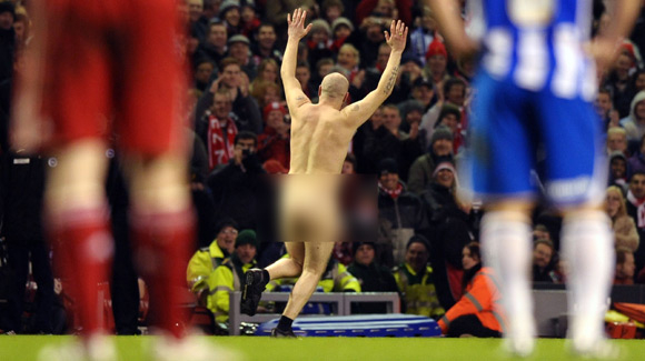 10 Foto 'kegilaan' fans sepak bola dukung tim kesayangannya, militan