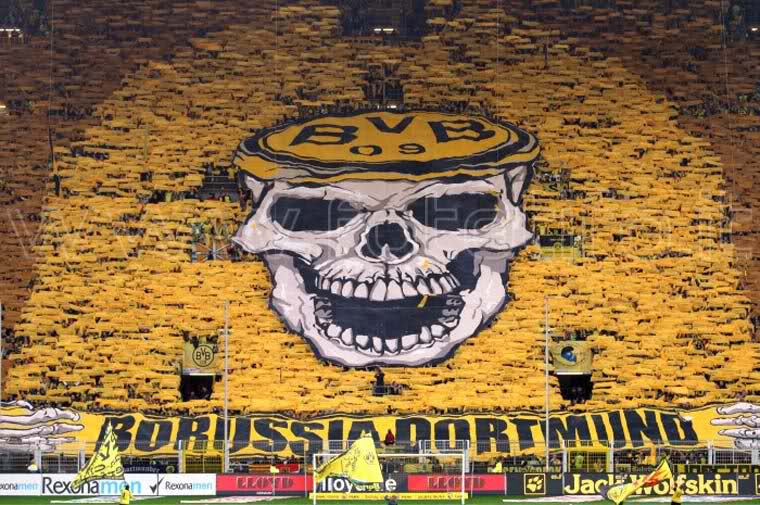 10 Foto 'kegilaan' fans sepak bola dukung tim kesayangannya, militan