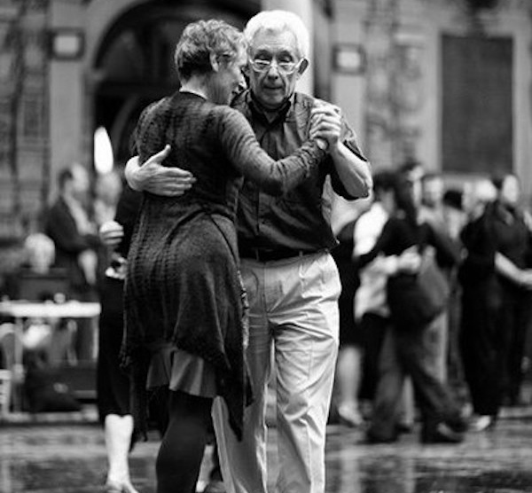 16 Potret pasangan lansia tunjukkan cinta sejati itu nyata