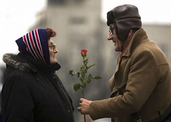 16 Potret pasangan lansia tunjukkan cinta sejati itu nyata