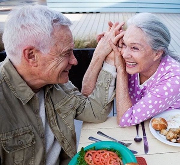 16 Potret pasangan lansia tunjukkan cinta sejati itu nyata