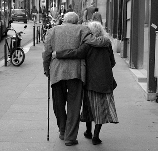 16 Potret pasangan lansia tunjukkan cinta sejati itu nyata