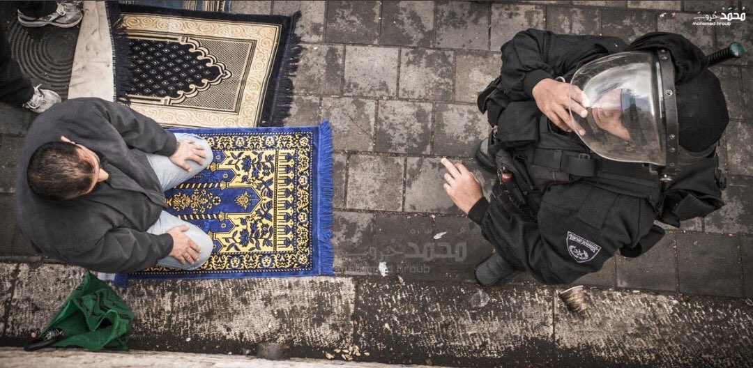 10 Potret haru warga Palestina saat Masjid Al-Aqsa 'disandera' Israel