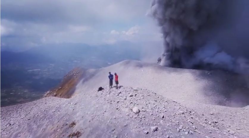 2 Pemuda ini mendaki ke puncak Gunung Sinabung saat status masih awas