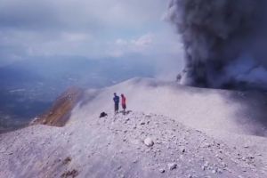 2 Pemuda ini mendaki ke puncak Gunung Sinabung saat status masih awas