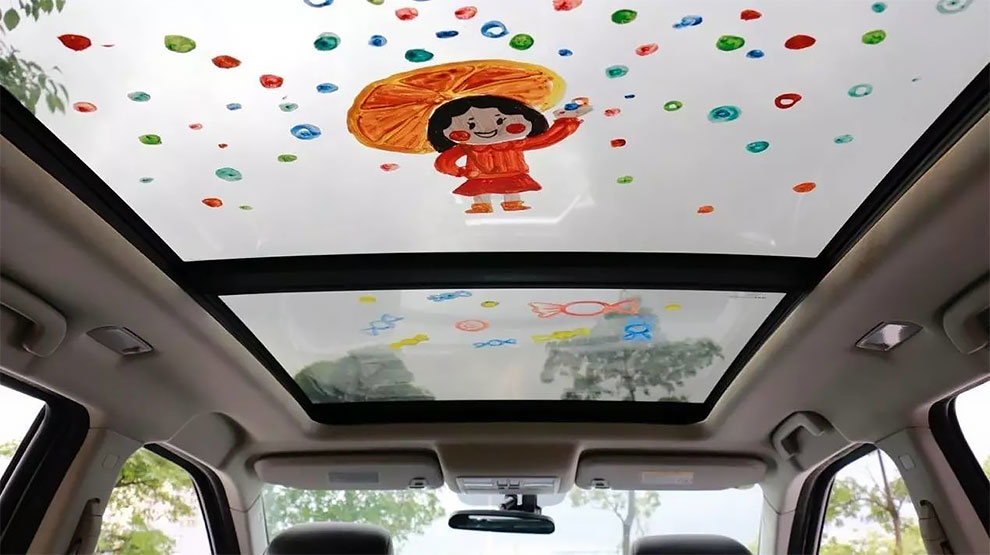 Wanita ini rela gambari plafon mobilnya, alasannya bikin haru