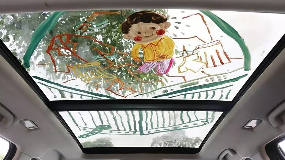 Wanita ini rela gambari plafon mobilnya, alasannya bikin haru