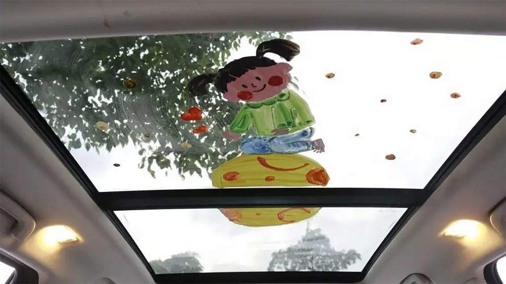 Wanita ini rela gambari plafon mobilnya, alasannya bikin haru