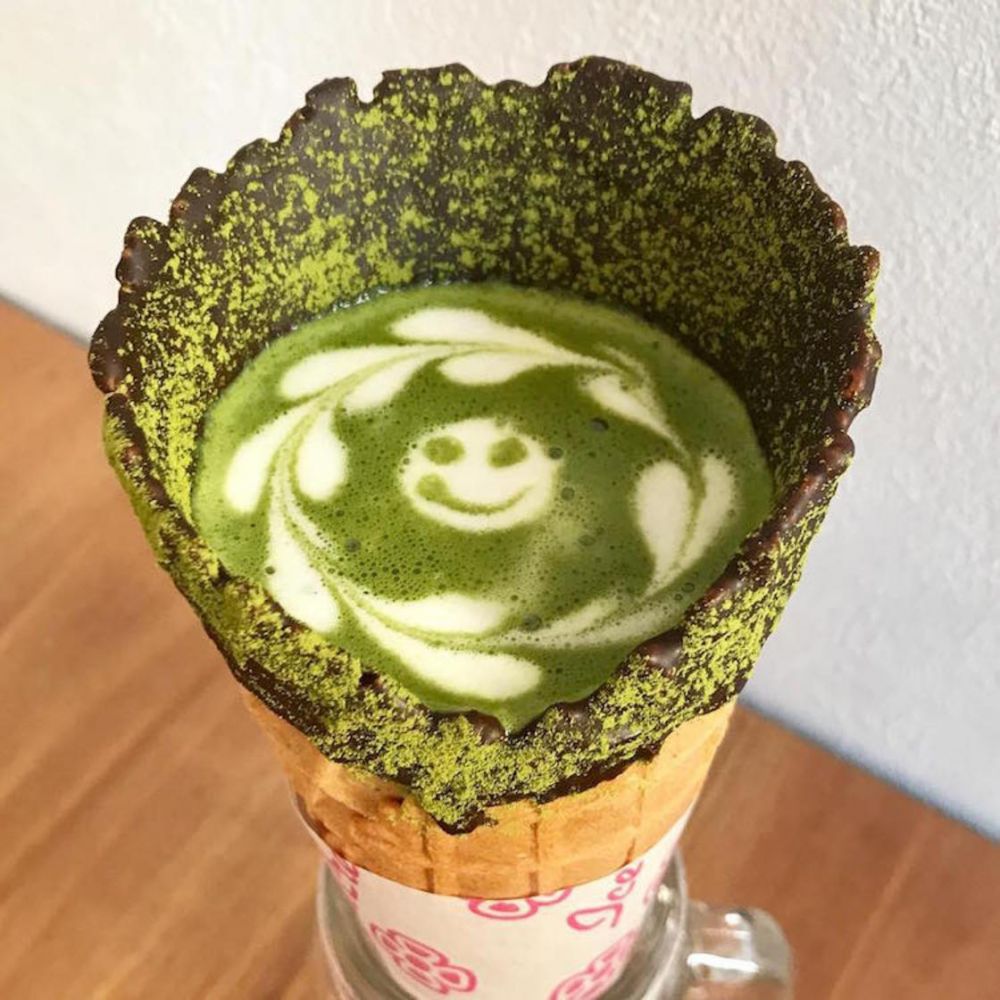 Kopi panas ini disajikan bukan pakai cangkir, tapi cone es krim