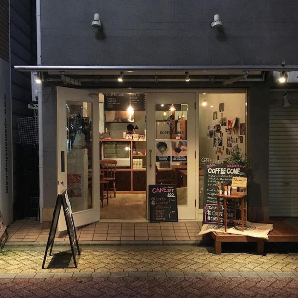 Kopi panas ini disajikan bukan pakai cangkir, tapi cone es krim