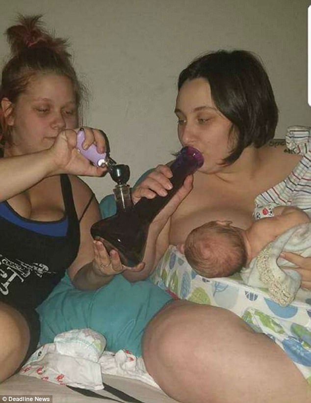 Keterlaluan, ibu menyusui bayi sambil isap ganja