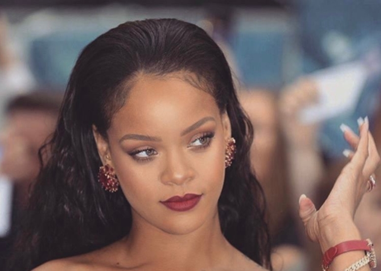 Perbandingan bentuk tubuh Rihanna dulu vs kini, dibilang gemukan