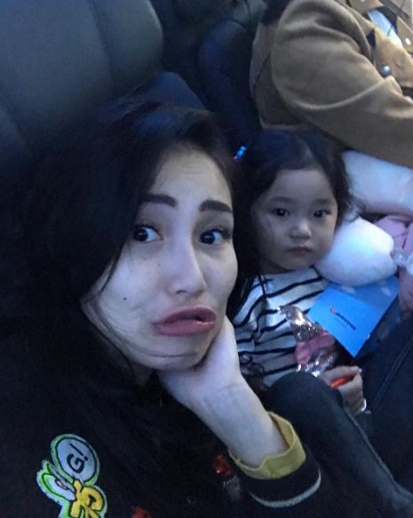 10 Foto bukti Ayu Ting Ting tetap kece meski pose 'jelek' saat selfie