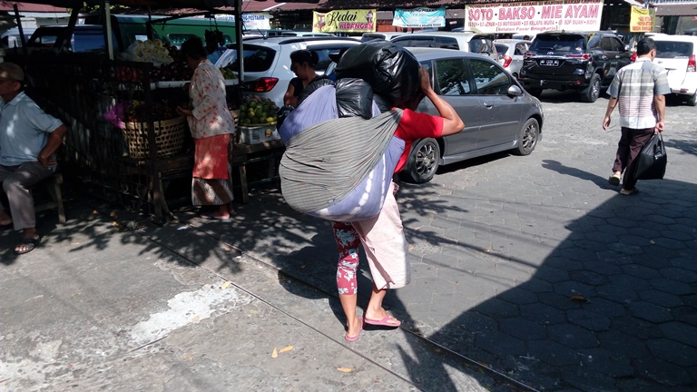 Cerita haru ibu-ibu buruh gendong di Pasar Beringharjo