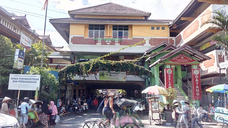 Cerita haru ibu-ibu buruh gendong di Pasar Beringharjo