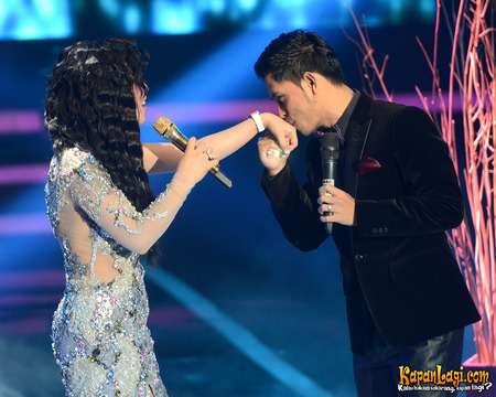 Didoakan berjodoh, ini 10 potret kebersamaan Syahrini & Cakra Khan