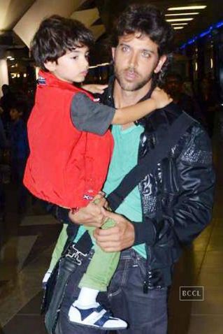 Potret 10 aktor Bollywood saat gendong sang buah hati, makin macho