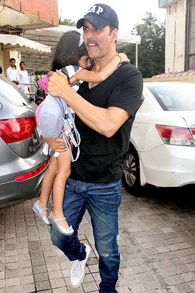 Potret 10 aktor Bollywood saat gendong sang buah hati, makin macho