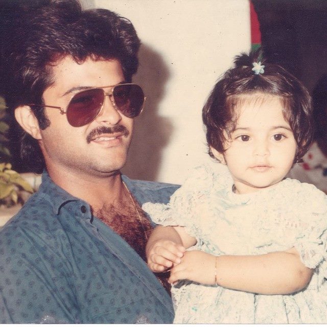 Potret 10 aktor Bollywood saat gendong sang buah hati, makin macho