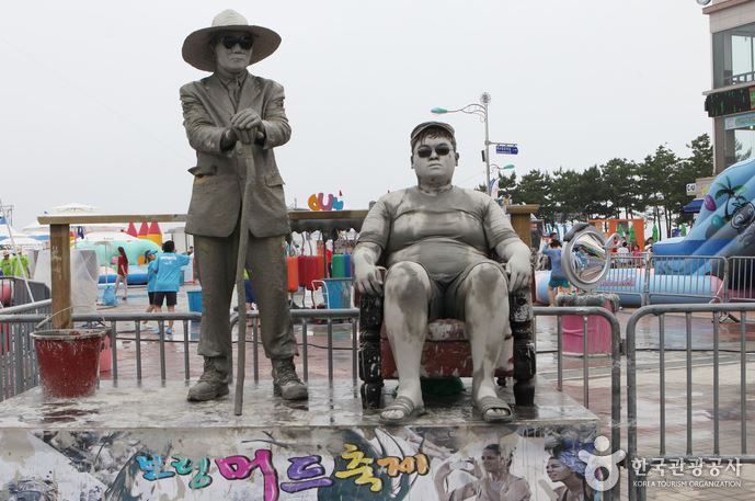 10 Foto serunya festival lumpur Korea Selatan, diyakini sehatkan kulit