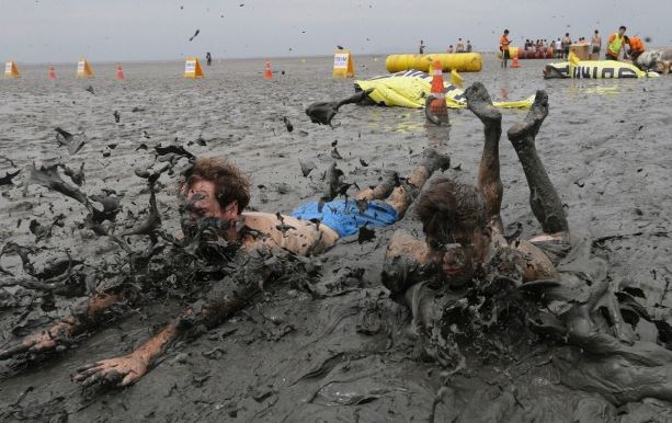 10 Foto serunya festival lumpur Korea Selatan, diyakini sehatkan kulit