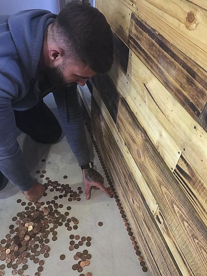 Pria ini hias lantai tokonya pakai 70.000 koin, hasilnya bikin takjub